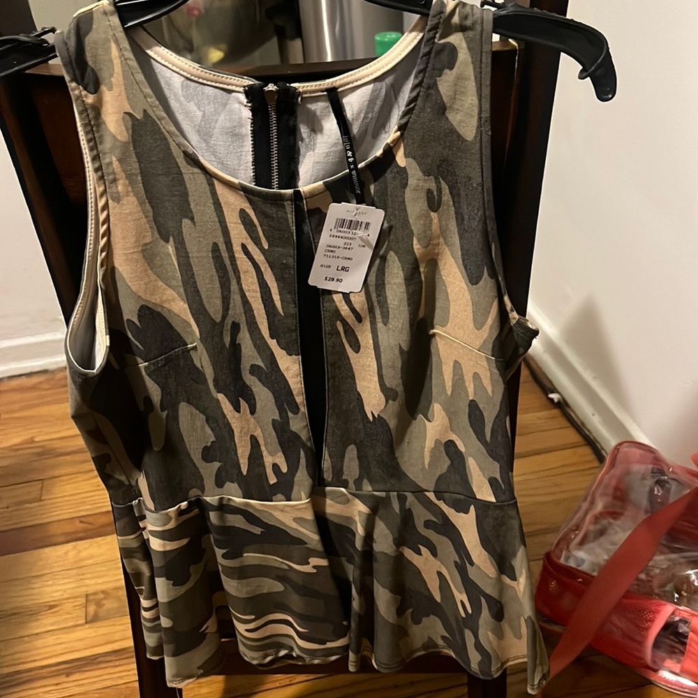 Sleeveless camouflaged top